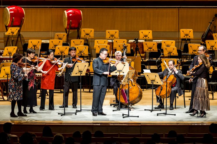 퍼시픽심포니의 악장 데니스 김이 바이올린 연주를 펼치고 있다. [Photo=James Pan/Pacific Symphony]