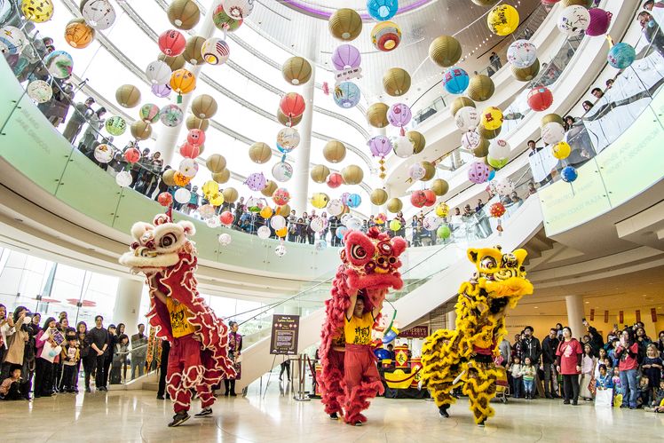시거스트롬 콘서트홀 로비에서 펼쳐진 사자춤. [Photo=James Pan/Pacific Symphony]