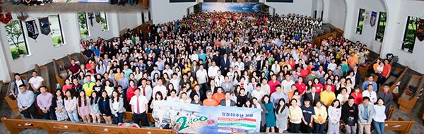휴스턴 한인중앙장로교회 창립 40주년을 기념해 전 성도들이 본당에 모여 함께 사진촬영을 했다.