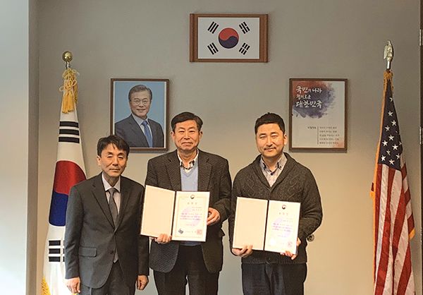 이정우 달라스한인문화센터 사무총장(가운데)과 임경묵 주달라스영사출장소 실무관(오른쪽 끝)이 외교부 장관표창을 전수받았다.
