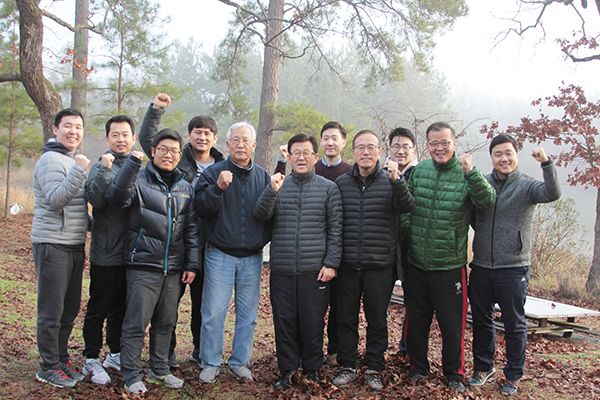 달라스 한우리교회 오인균 담임 목사(가운데)와 사역자들이 새해를 맞아 가나안선교센터에서 단합대회를 갖고 화이팅을 외치고 있다.