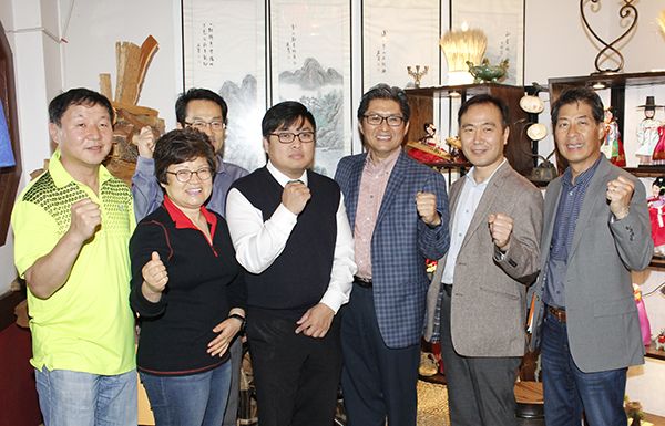 휴스턴체육회가 지난 12일 코리아 하우스에서 20회 시애틀미주체전의 준비위원회를 열고 임원들이 파이팅을 외치고 있다. 맨 오른쪽부터 이경호 선수단장, 홍순오 후원위원장, 크리스남 체육회장,임종민 후원위원장, 맨 왼쪽 최종우 준비위원장.