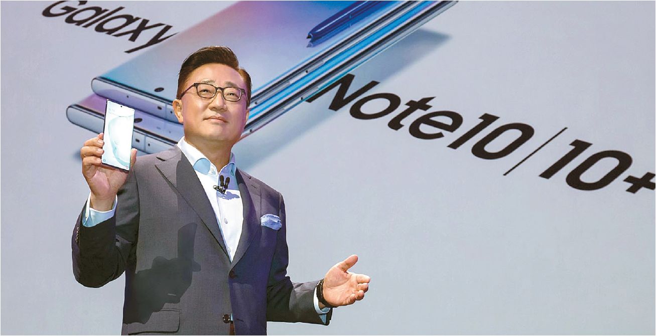 2019년 갤럭시 언팩 행사에서 갤럭시 노트10 상품을 선보이고 있는 고동진 삼선전자 IM부문장 대표이사 사장. [사진 삼성전자]
