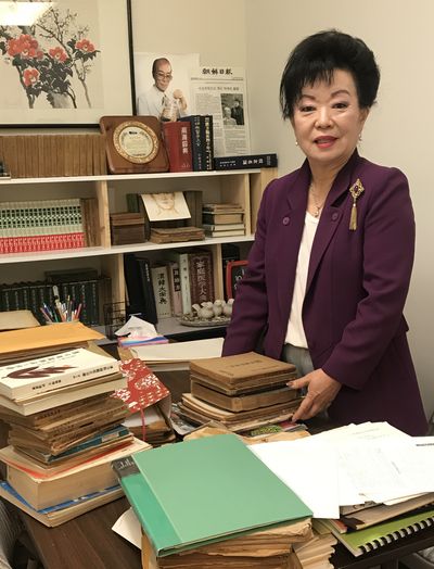 노정우 박사의 딸인 윤효신씨가 사상의학 계보상 노정우 박사의 직계가 되는 고병희 박사와 의사학 전문가 김남일 교수에게 제공될 노박사의 유품과 자료를 정리하고 있다.