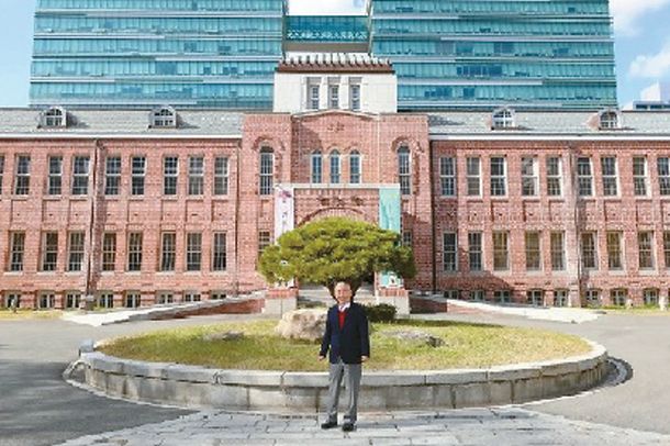 US아주투어 박평식대표가 동아대 겸임교수로 위촉됐다. 내년부터 관광경영학과 학생들에게 특강을 하게 된다. 박대표가 동아대 교정에서 포즈를 취하고 있다.
