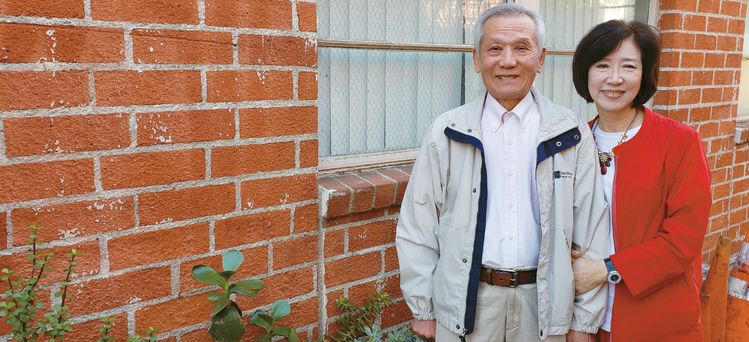 지난 9월 LA한인축제 패션쇼 무대에서 리마인드 웨딩을 선보여 참석자들의 갈채를 받았던 김학권·경연 부부가 환하게 웃으며 포즈를 취하고 있다.