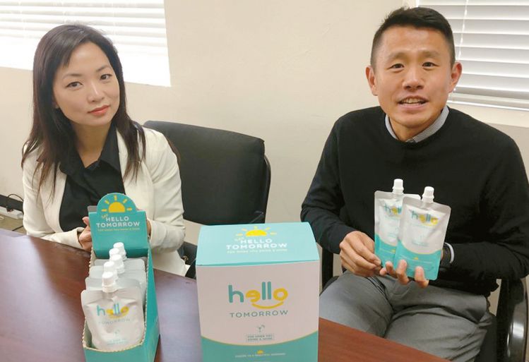 숙취 해소용 건강기능 음료수 ‘헬로 투모로’를 옥타LA 차세대 무역스쿨 출신들이 출시해 주목받고 있다. 진 강(오른쪽) 대표가 헬로 투모로의 성분과 기능에 관해 설명하고 있다. 왼쪽은 이수잔나 마케팅 담당자.