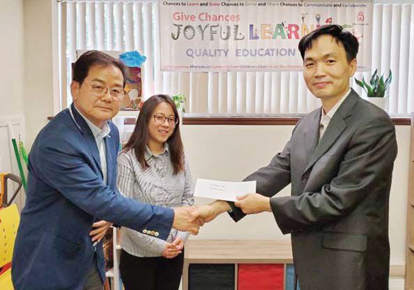 뉴저지 팰리세이즈 파크에서 저소득층 교육을 담당하고 있는 비영리단체인 '기브 챈시스(Give Chances)'에 후원금을 전달하고 있는 뿌리깊은교회의 하워드 조(왼쪽부터).김지언 집사 그리고 Give Chances 비영리단체의 김성봉 디렉터. [사진 뿌리깊은교회]