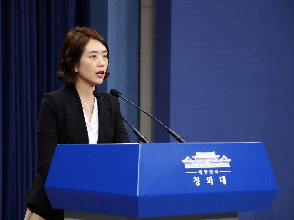청와대 고민정 대변인이 지난달 27일 춘추관 대브리핑룸에서 조국 법무부 장관 가족에 대한 검찰의 수사와 관련, 문재인 대통령의 발언을 전하고 있다. [연합뉴스] 