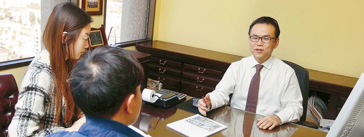 제임스차(오른쪽) 회계사가 납세자들의 세금보고 질문에 답하고 있다. 김상진 기자