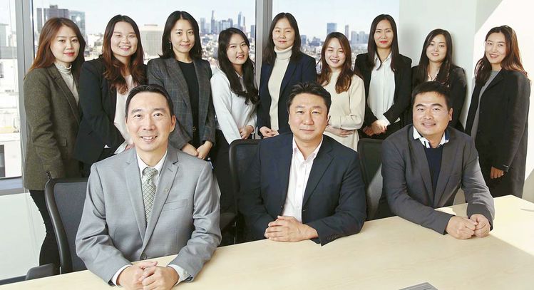 회계법인UCMK의 민 김(앞줄왼쪽), 엄기욱(가운데), 존 민 파트너와 직원들이 세금보고 시즌을 맞아 최고의 서비스 제공을 다짐하며 기념촬영을 하고 있다. 김상진기자