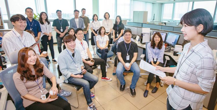 대한항공은 업무 효율성 등을 위해 이달 초부터 직원들의 근무 복장 자율화했다. [대한항공 제공]
