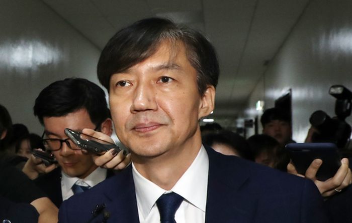 조국 후보자가 국회 인사청문회를 마치고 7일 0시 2분 회의장을 나서고 있다. [뉴스1]