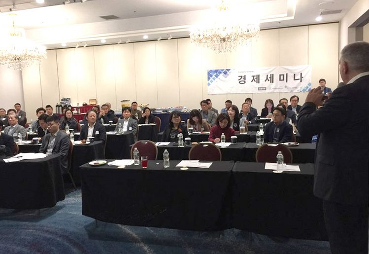 포트리 더블트리 호텔에서 29일 열린 '대형 소매 체인 진출 가이드라인' 세미나에서 '칼라프 트레이딩'의 살라 칼라프 대표(오른쪽)가 코참 회원사 및 한인 기업 관계자 60여 명을 대상으로 성공 전략에 대해 설명하고 있다. [미한국상공회의소]