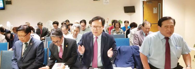 23일 빛과소금교회에서 열린 나라를 위한 기도회에 뉴욕일원의 한인 목회자와 지도자.관계자들이 대거 참석, 한목소리로 통성 기도하고 있다.