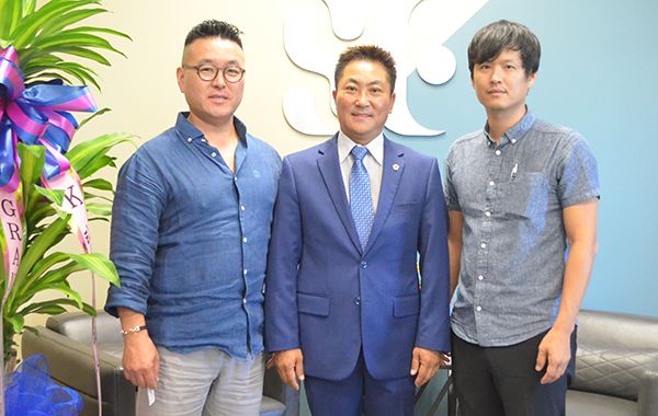 (왼쪽부터) ‘샤인 이 블라인드’의 심규환 미주총괄 CEO, 김강 텍사스 총괄 사장, 그리고 준 킴 미주 본부장이 그랜드 오프닝에서 포즈를 취하고 있다.