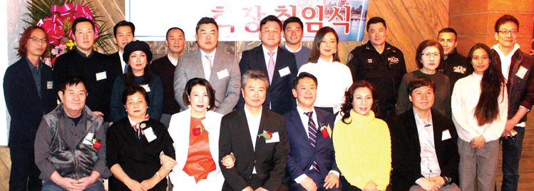 뉴욕코리아타운협회는 23일 맨해튼 33스트리트에 있는 케이준시(CajunSea) 레스토랑에서 협회 회원과 한인사회 내빈들이 참석한 가운데 이정훈 신임회장(앞줄 가운데) 취임식을 개최했다.
