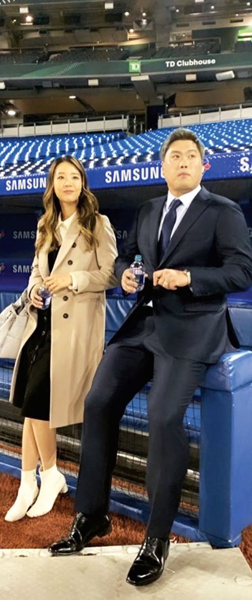류현진과 아내 배지현 씨가 토론토 블루제이스 홈구장인 캐나다 온타리오주 로저스센터 덕아웃 앞에서 잠시 머물러 주위를 둘러보고 있다. [토론토 블루제이스 트위터 캡처]