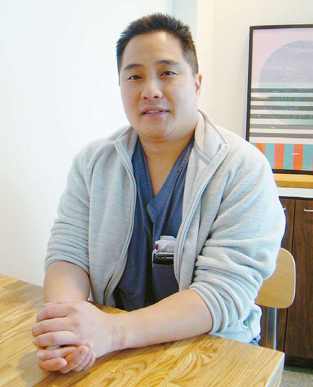 알프레드 홍 산부인과 전문의는 요즘 여성들은 임신 중에도 비행기로 장거리 여행을 해야 하는 경우가 많기 때문에 사전에 의사와 잘 의논하는 것이 중요하다고 말한다.
