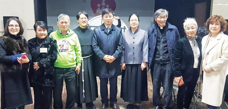 지난 18일 고 이태석 신부 선종 10주년을 맞아 추모미사가 토런스 성 프란치스코 성당에서 열렸다. 왼쪽 4번째부터 박명진 요셉 신부, 구수환PD, 양윤성 교구장, 김요한 신부
