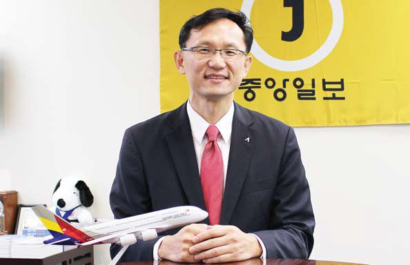 아시아나항공 뉴욕지점 문유상 지점장이 뉴욕-인천 노선 1일 2회 증편을 기념하기 위해 실시하고 있는 파격적인 내용의 '증편운항 기념이벤트'에 대해 설명하고 있다.