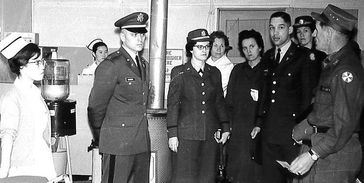 미8군 KSC 병원 간호과장 재직 당시 시찰단들과의 회의. [유분자 이사장 제공]