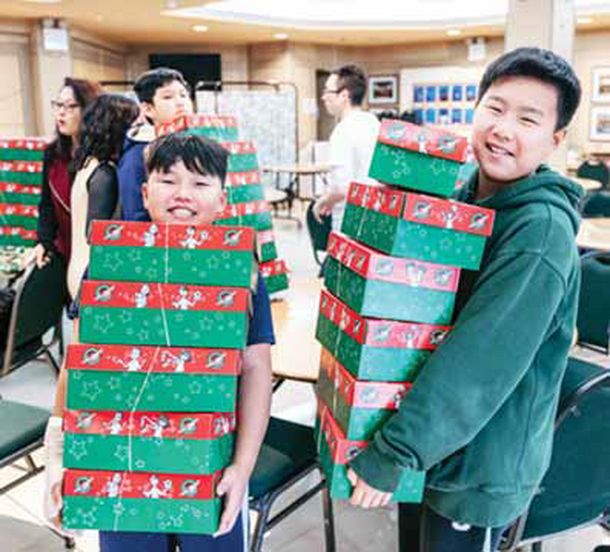 퀸즈 일대 한인교회들이 연말을 맞아 사랑의 슈박스 나눔 운동을 전개하고 있다. 퀸즈 칼리지포인트에 있는 뉴욕수정성결교회 어린이들이 슈박스를 만들어 전달하고 있다. [사진 뉴욕수정성결교회]