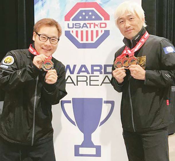 지난 3일 라스베이거스에서 폐막한 US오픈 국제 태권도챔피언십대회에서 금메달을 획득한 양복선 관장과 김지수씨.   [국가대표 태권도장 제공]