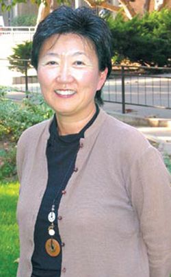 여름 편안한 젠 스타일의 복장을 입고 UCLA 캠퍼스에서 활짝 웃고 있는 앤젤라 오 변호사. [중앙 포토]