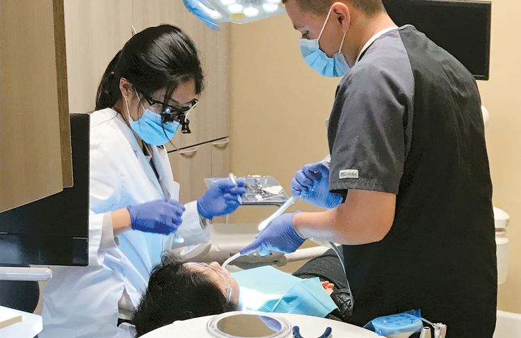 이웃케어클리닉은 주치의 진료는 물론, 치과, 검안과, 정신건강, 위장내과 등 전문의 진료과목과 각종 서비스를 받을수 있다.