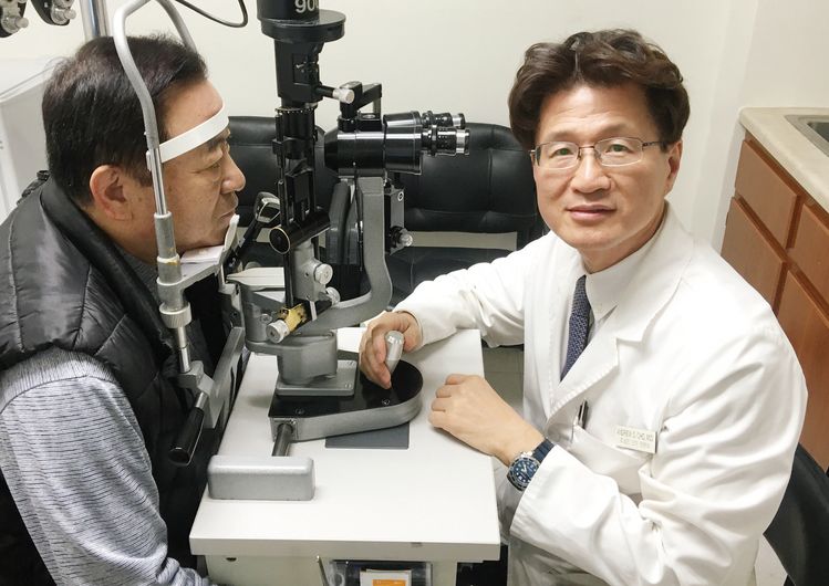 건강한 눈을 유지하기 위해서 건강한 생활습관을 가져야 한다.사진은 조성진 안과 전문의가 환자를 치료하고 있는 모습.