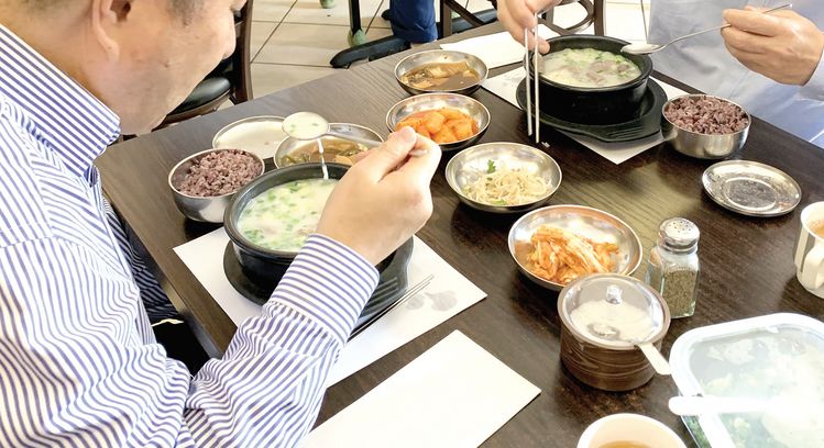 추운 날씨가 이어지면서 뜨끈한 탕 음식이 인기를 끌고 있다. 점심시간 타운의 한 설렁탕 식당이 고객들로 북적이는 모습. 