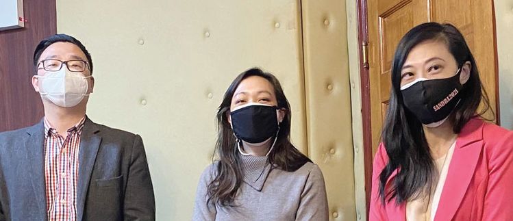 뉴욕시의원 민주당 예비후보 리차드 이(왼쪽부터), 린다 이, 샌드라 황 세 후보가 소상인 지원 공약을 소개하고 있다.