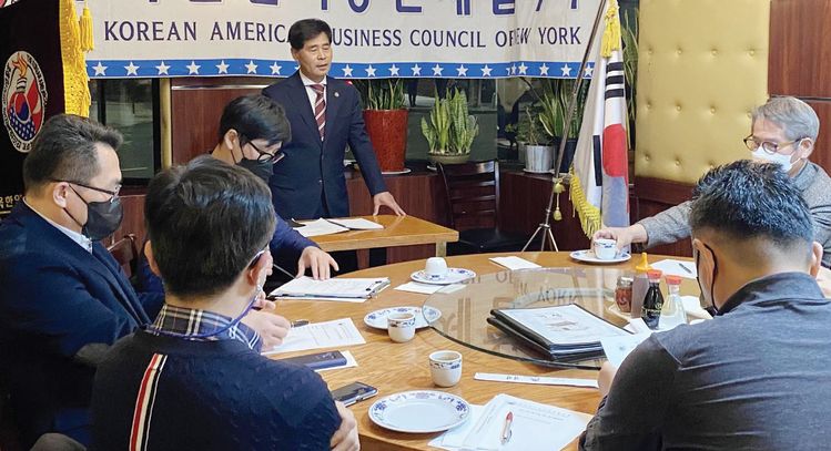 9일 열린 뉴욕한인직능단체협의회 월례회에서 손영준 직능협 의장(가운데)이 팬데믹으로 위축된 협회 활동을 활성화하고 경제 재개에 대비하는 방안을 설명하고 있다.