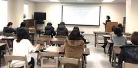 오명근 박사가 지난 13일 뉴저지주 테너플라이에 있는 한인동포회관(KCC)에서 학자금 관련 세미나를 개최해 관심을 모았다. [사진 오명근 박사]