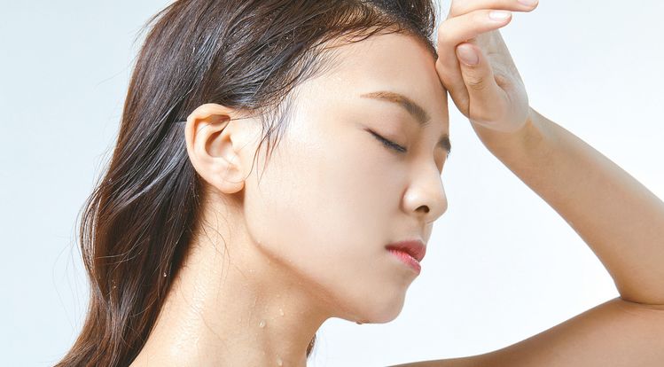 땀을 많이 분비하는 원인은 만성적인 스트레스, 매운 음식 등이다. 긴장을 푸는 나만의 방식을 찾고 적절한 식습관을 유지하는 것이 중요하다.