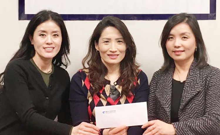 지난달 28일 KCC 한인동포회관 류은주 관장(오른쪽)은 포트리한인회 홍은주 회장(가운데)에게 성금 500달러를 전달했다. [사진 포트리한인회]