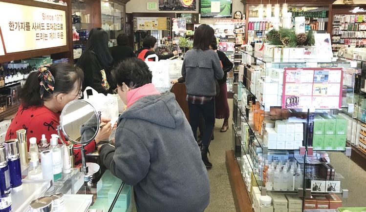 한인타운 업소들은 녹록지 않은 연말 성수기를 보냈다. 하지만 나름대로 생존 전략을 구사한 업소들은 훈훈한 연말을 보낸 것으로 나타났다. 사진은 막판 연말 세일이 한창인 코리아타운 플라자 1층의 올개닉 침구류 전문 매장 올가리노(왼쪽)와 로데오 갤러리아 몰 내 향수 및 화장품 전문점 제이타운의 모습.