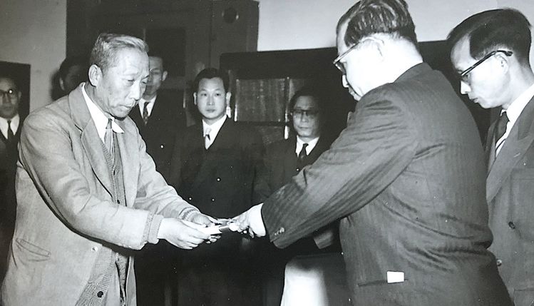 보건사회부 장관 정준모 박사(오른쪽)가 이문형 중앙각심학원장(왼쪽)에 행사로 모인 돈을 전달하고 있다. [사진제공 민병수 변호사]