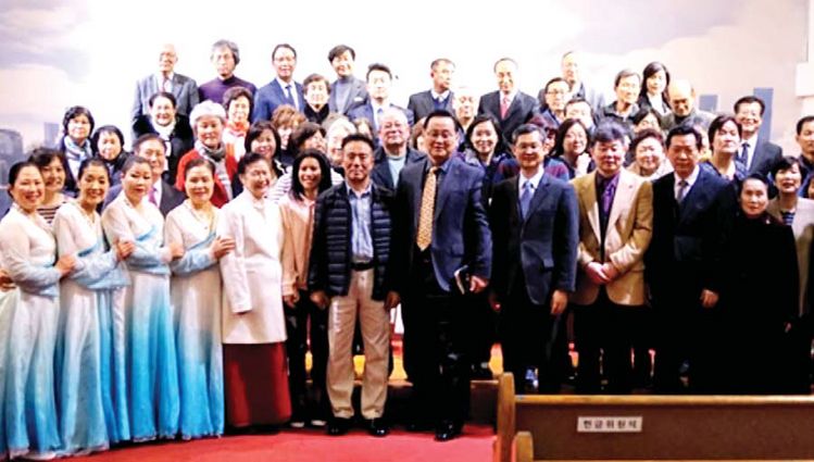 뉴욕실버선교학교에 등록한 학생들이 개강예배가 끝난 후 함께 모여 있다. [사진 뉴욕실버선교학교]