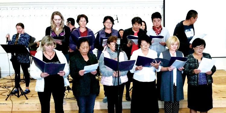 일명 고려인교회라 불리는'올내이션침례교회 ' 의 고려인 성가대원들이 한목소리로 찬양하고 있다.  [사진 올내이션침례교회]