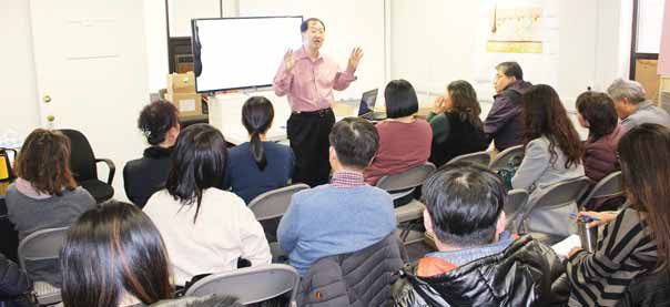 뉴저지네일협회가 13일 리지필드 네일협회 사무실에서 개최한 '2020년 뉴저지 새로운 법과 기존법의 숙지' 세미나에서 손종만 회장(가운데)이 올해 새롭게 변경된 시간당 최저임금 법안과 관련된 내용을 설명하고 있다.