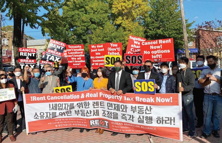 6일 퀸즈 머레이힐역 앞에 모인 한인 소상공인.커뮤니티 단체들이 코로나19로 인한 경제적 어려움을 호소하며 뉴욕주정부에 세입자를 위한 렌트 면제와 랜드로드를 위한 부동산세 조정을 즉각 실행할 것을 촉구했다. [사진 론 김 뉴욕주하원의원실]