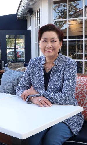 피자 프론토 파티오에서 이혜련 대표가 환하게 웃으며 담소하고 있다.