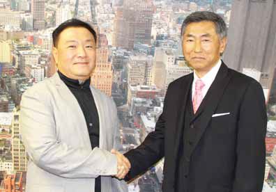 아시아나항공 뉴욕지점 고준성 판매차장(왼쪽)과 뉴욕대리점협회 크리스 변 신임회장은 23일 중앙일보 맨해튼지국에서 기자회견을 갖고 시니어 고객과 신규 고객을 대상으로 항공권 가격의 10~15%를 특별 할인하고 무료 셔틀 서비스를 확대하는 내용의 프로모션 프로그램을 발표했다.