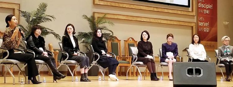 드라마 바이블 제작에 참여했던 정선희 씨(왼쪽)를 비롯한 연예인들이 뉴욕센트럴교회 단상에서 성경관련 독서 클럽 시연회를 펼쳐 보이고 있다. 오른쪽 끝이 'G&M 글로벌 문화재단'의 문애란 대표.