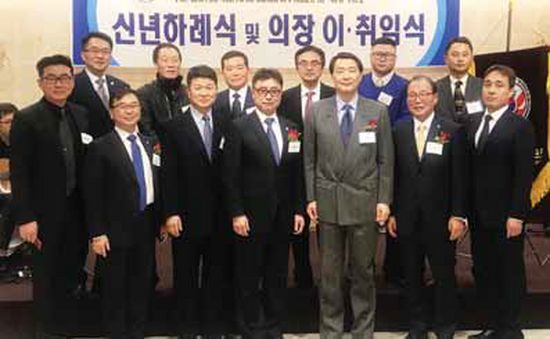 뉴욕한인직능단체협의회 박광민 신임 의장(앞줄 왼쪽 네 번째부터)이 장원삼 뉴욕총영사 등 내외빈 인사들과 자리를 함께했다.