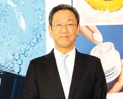 LG생활건강 미국법인을 책임지고 있는 최강웅 법인장은 에이본(AVON) 인수를 계기로 수십 년 동안 다진 기술력과 해외사업 경험, 특유의 인재 중시 경영으로 미국 시장에서 성공해 글로벌 기업으로 도약하겠다는 각오를 밝혔다.