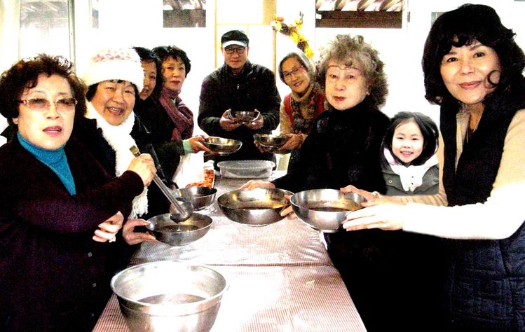 백림사 동지법회가 끝난 후 보살들이 손수 만든 동지 팥죽 공양을 하며 심중 소구 발원을 했다. [사진 백림사]