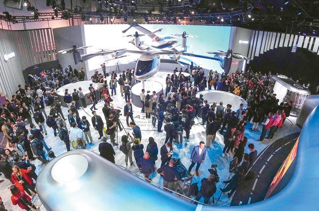 최근 라스베이거스에서 열린 ‘CES 2020’의 현대차 부스에서 관람객들이 개인용 비행체를 보고 있다. [현대차 제공]